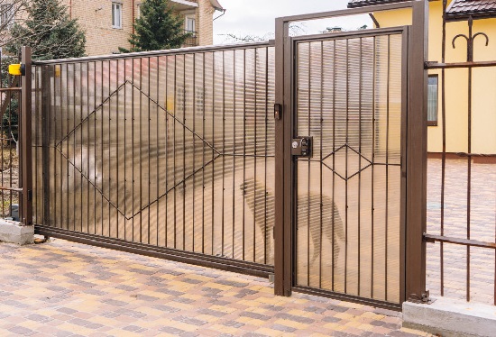 Купить ворота из профлиста с элементами ковки, с металлическими столбами в рамке или под дерево в Мичуринске от 152760 руб